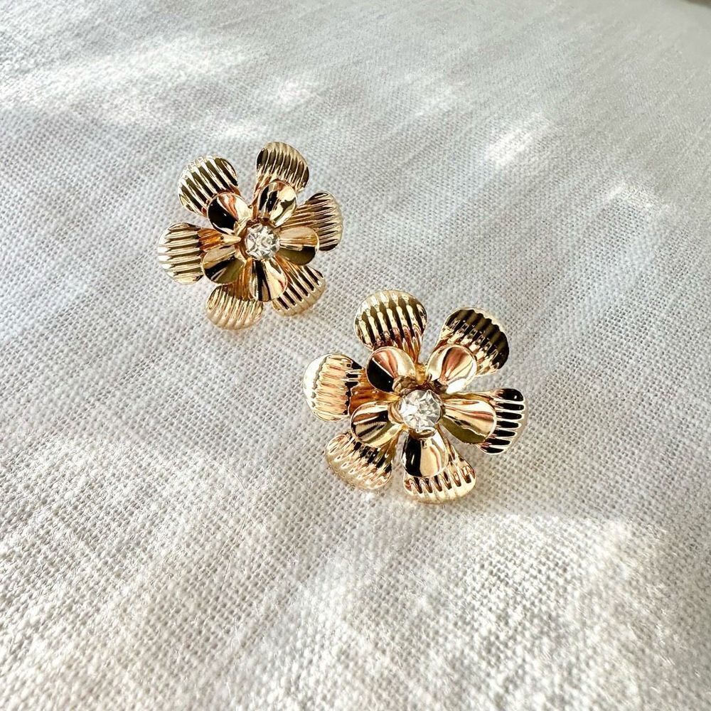 Reflected gold flower stud earrings